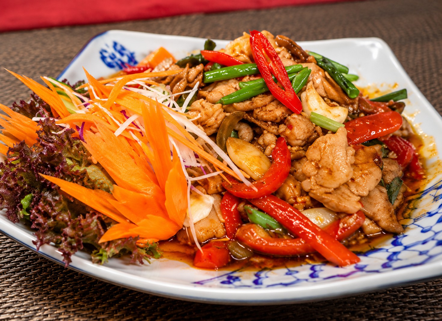 Gebratenes Fleisch mit Cashewnüssen